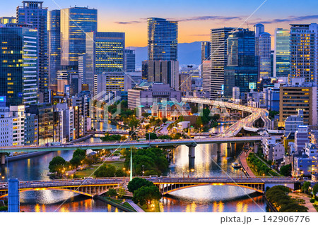 黄昏時の美しい大阪・中之島の情景 黄昏時の美しい大阪・中之島の情景 142906776