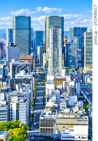 大阪市街地の都市風景(高層ビル群と街並み) 大阪市街地の都市風景(高層ビル群と街並み) 142906817