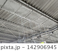 大雨で建物の屋根から大量に流れ落ちる雨水 142906945