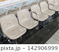 大雨でびしょ濡れになった屋外の待合椅子 142906999