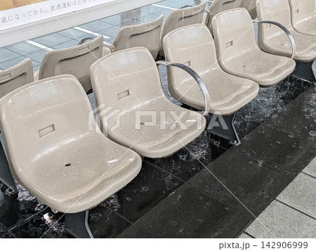 大雨でびしょ濡れになった屋外の待合椅子 大雨でびしょ濡れになった屋外の待合椅子 142906999