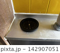 キッチンのシンクに置かれた黒い排水口カバー 142907051