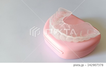 歯ぎしり防止用マウスピースとピンクの収納ケース 歯ぎしり防止用マウスピースとピンクの収納ケース 142907378
