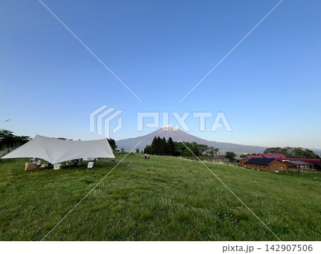 富士山を望む草原のキャンプサイトと青空 142907506