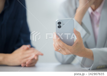 スマホを見るシニア男性 スマホを見るシニア男性 142907635