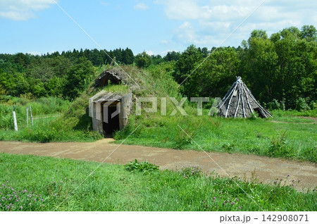 土葺き竪穴式住居(三内丸山遺跡/青森県青森市大字三内字丸山) 土葺き竪穴式住居(三内丸山遺跡/青森県青森市大字三内字丸山) 142908071