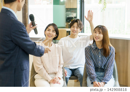椅子に座って講師の話を聞く若い日本人の男女 セミナー 椅子に座って講師の話を聞く若い日本人の男女 セミナー 142908818