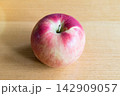 テーブルの上に置かれた赤いりんご 142909057
