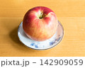 テーブルの上の赤いりんご 142909059