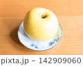ガラスの器に入ったりんご 142909060