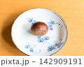 皿に盛った栗 142909191