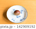 皿に盛った栗 142909192