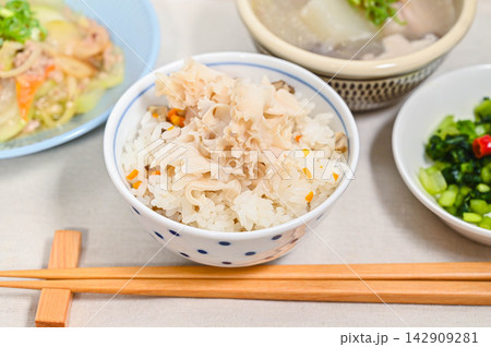 ハナビラタケの混ぜご飯（花びら茸と根菜の炊き込み風） 142909281