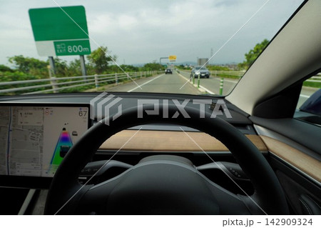 自動運転中の車内 自動運転中の車内 142909324