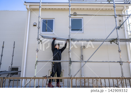 外壁・屋根リフォーム完了後の仮設足場解体作業 外壁・屋根リフォーム完了後の仮設足場解体作業 142909332