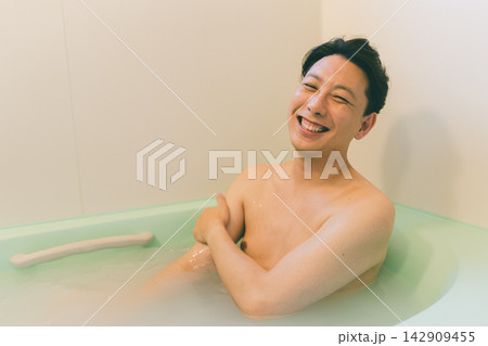 笑顔でお風呂に入る40代日本人男性 142909455