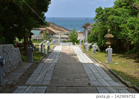 海が見える白兎神社の参道 142909732