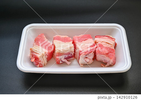 パック入り煮込み用牛バラブロック肉 パック入り煮込み用牛バラブロック肉 142910126