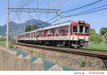 近畿日本鉄道、近鉄南大阪線の急行列車と二上山 142910166