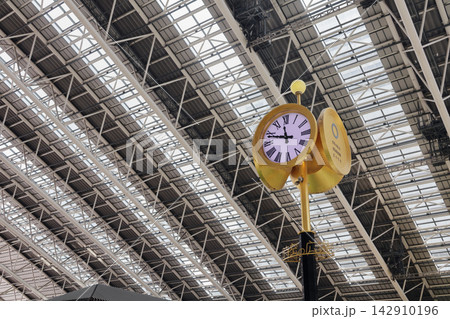 大阪ステーションシティの時空の広場と金時計 142910196