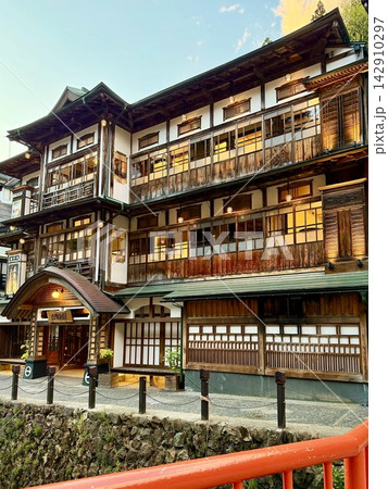 窓ガラスが夕映えに染まる大正ロマン漂う和風旅館(本館古勢起屋)〈銀山温泉/山形県尾花沢市〉 窓ガラスが夕映えに染まる大正ロマン漂う和風旅館(本館古勢起屋)〈銀山温泉/山形県尾花沢市〉 142910297