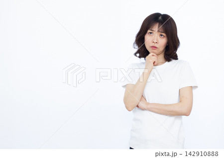 真剣に悩んでいる女性 142910888
