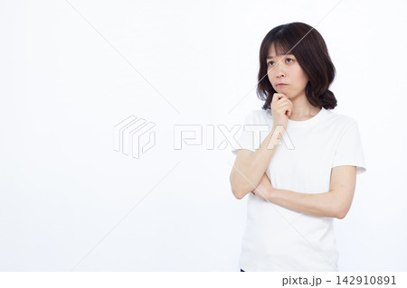 真剣に悩んでいる女性 真剣に悩んでいる女性 142910891