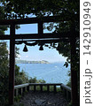 雄島の鳥居越しに望む東尋坊と日本海の絶景 142910949