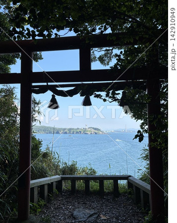 雄島の鳥居越しに望む東尋坊と日本海の絶景 雄島の鳥居越しに望む東尋坊と日本海の絶景 142910949