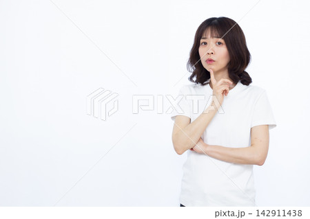 真剣に考えている女性 真剣に考えている女性 142911438