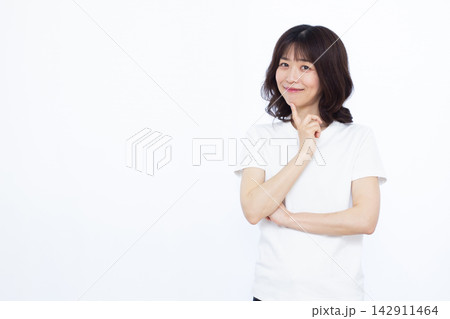 笑顔で考えている女性 笑顔で考えている女性 142911464