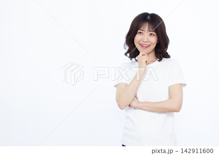 笑顔で考えている女性 笑顔で考えている女性 142911600
