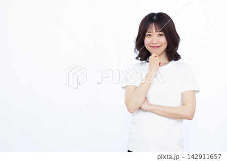 笑顔で考えている女性 142911657