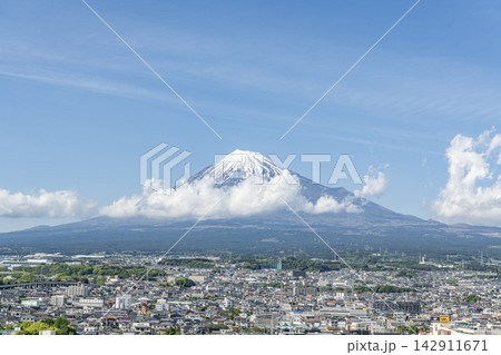 静岡県富士市 富士市の街並みと晴天の富士山 静岡県富士市 富士市の街並みと晴天の富士山 142911671