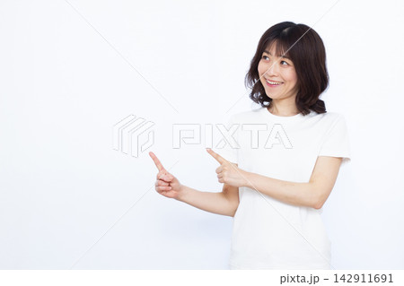 指さしをしている女性 142911691