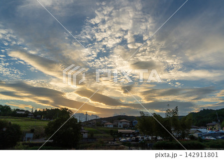 巾着田周辺の田園に広がる夕空と雲 142911801
