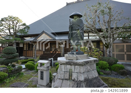 梅護寺境内に立つ親鸞聖人像(新潟県阿賀野市) 梅護寺境内に立つ親鸞聖人像(新潟県阿賀野市) 142911899