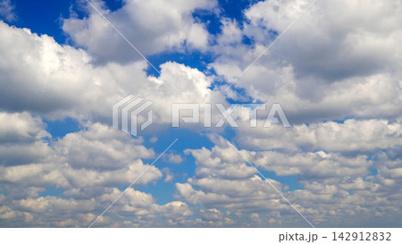 dense layer of small cumulus clouds completely covering the high sky area dense layer of small cumulus clouds completely covering the high sky area 142912832