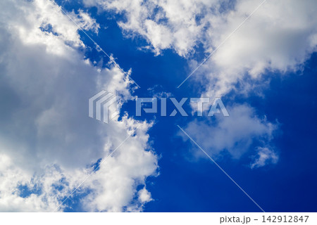 cumulus clouds on left and right in blue sky cumulus clouds on left and right in blue sky 142912847