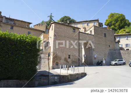 the Lavagine ancient Gate, Urbino, Italy the Lavagine ancient Gate, Urbino, Italy 142913078