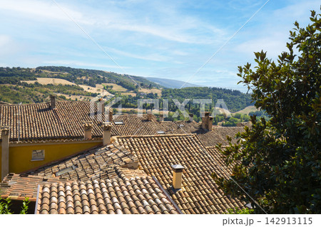 Panoramic view of the red roofs of Urbino, Italy Panoramic view of the red roofs of Urbino, Italy 142913115