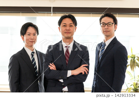 3人のスーツ姿の男性が腕組してカメラ目線 142913334