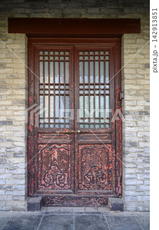 An old peeling door on a street in Xian, China 142913851
