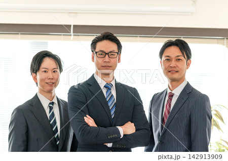 3人のスーツ姿の男性が腕組してカメラ目線 3人のスーツ姿の男性が腕組してカメラ目線 142913909