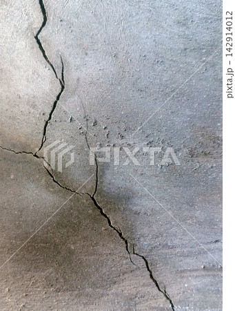 Weathered concrete surface with structural cracks Weathered concrete surface with structural cracks 142914012