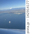 飛行機の機窓から望む富士山と海、都市が広がる日本の風景 142914177