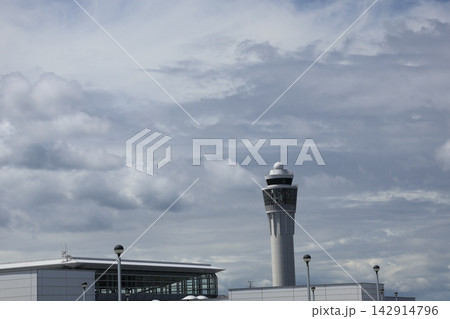 雲の多い青空と管制塔と空港の建物の風景 雲の多い青空と管制塔と空港の建物の風景 142914796