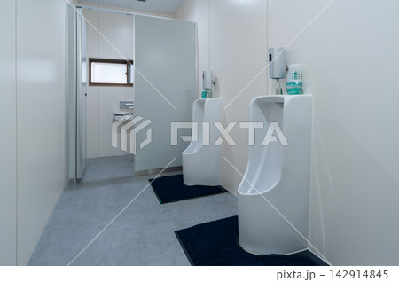 オフィスや店舗の男性用トイレの室内　小便器と個室が並ぶ衛生的なイメージ 142914845