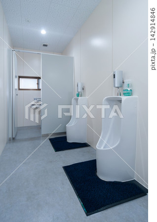 オフィスや店舗の男性用トイレの室内 小便器と個室が並ぶ衛生的なイメージ 縦構図 オフィスや店舗の男性用トイレの室内 小便器と個室が並ぶ衛生的なイメージ 縦構図 142914846