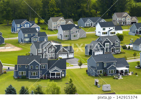 Aerial view of spacious new family houses in upstate New York suburban area. Real estate development in american suburbs 142915374